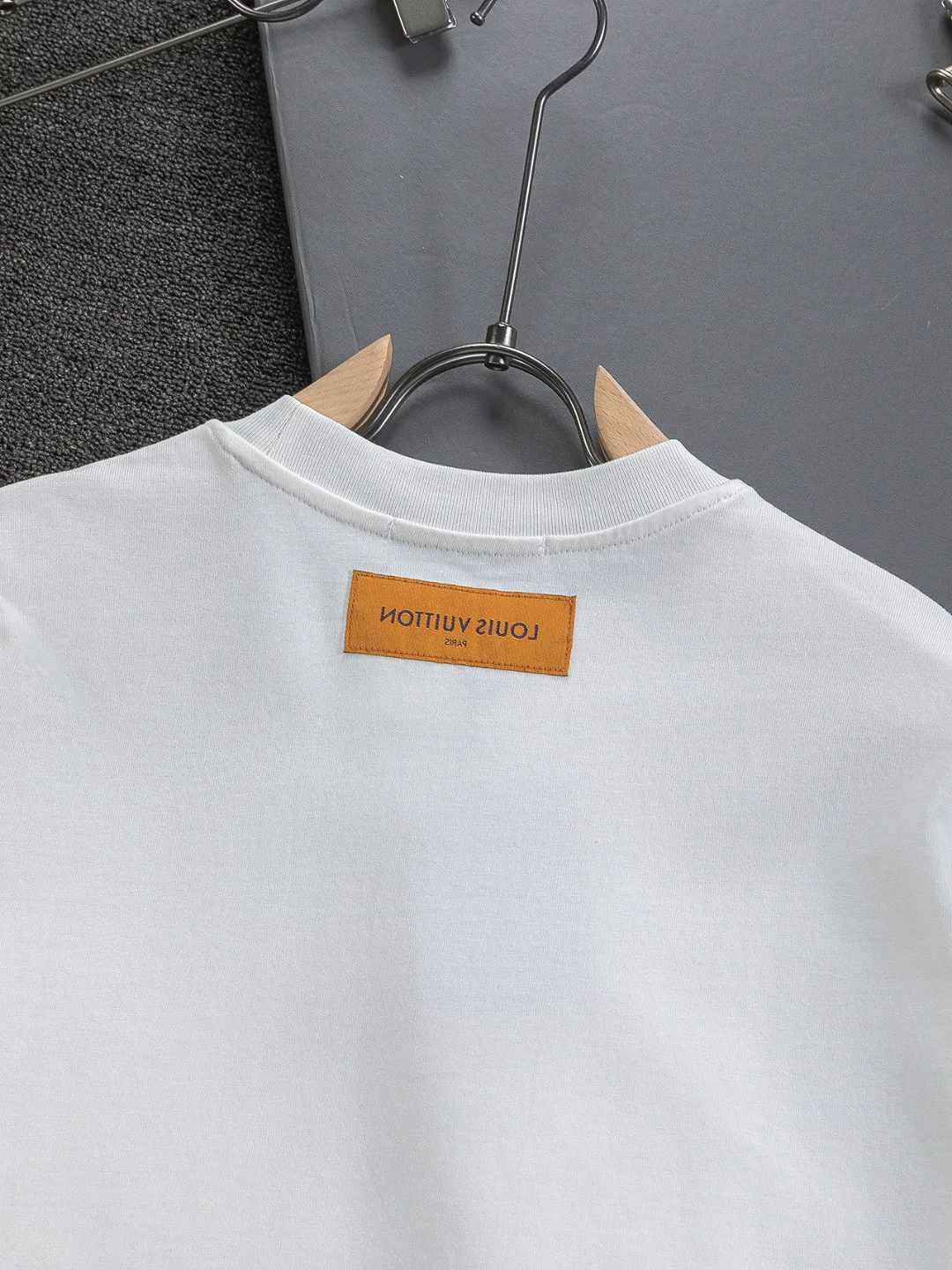 🅿️190 Louis Vuitton 1V LV micro-wide version S-XL LV 26ss new products are available at the counter simultaneously. Multiple craftsmanship. Mushroom on the chest🍄 intarsia🪡 embroidered logo. Round neck short-sleeved T-shirt, same style for men and women! Consigned to one-to-one creation. Synchronized with the official website, pure cotton fabrics at the counter! It is close to the skin and comfortable, durable and easy to wear. It has a classic and simple logo design and meticulous original craftsmanship. Short-sleeves, a must-have item for men, do not appear to be the same for the general public, but must be unique and eye-catching. This LV short-sleeve is all about quality, comfort, the same shape and fashion as always, including fabrics and cutting techniques. All of them have been made with great effort! 320 grams of washed pure cotton fabric, pure cotton is breathable, very refreshing and comfortable for daily wear. The rib knitting on the neckline is smooth and tight, and the neckline will not be skewed if you toss it at will. The loose version, you will find that it looks really good on the upper body. The overall is minimalist and neat, super versatile for daily use! Pair it casually with a pair of pants for a youthful look. A T-shirt will make your outfit crazy. It is a fashionable item that can never go wrong! Color: Black White Size: S-XL Size chart: S: Shoulder width 45.5-Bust 52-Length 70 M: Shoulder width 47-Bust 54-Length 72 L: Shoulder width 48.5-Bust 56-Length 74 XL: Shoulder width 50-Bust 58-Length 76